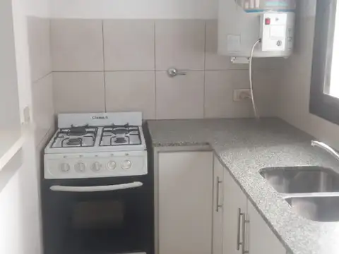 Departamento en Alquiler en Policlinico, $ 450.000