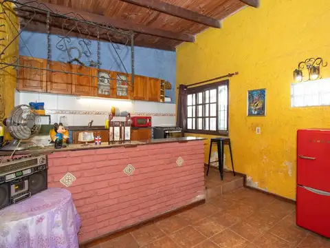 Casa 8 ambientes con 2 baños