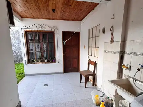 Casa 6 ambientes con 1 baño