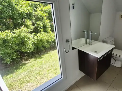 Casa en Alquiler con 3 cocheras
