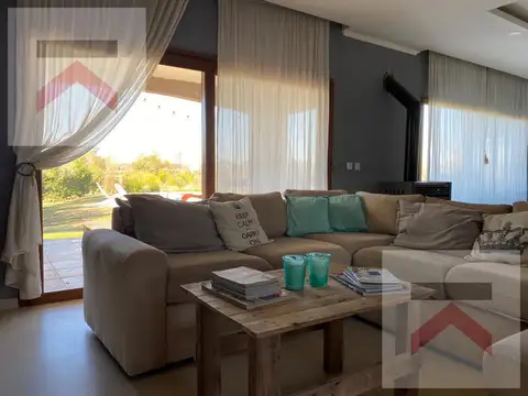 Casa 6 ambientes con 4 baños