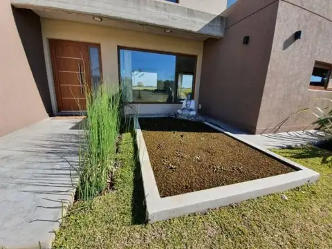 Casa en Alquiler Temporal con 2 cocheras