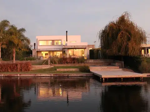 Casa en VENTA a la laguna en la isla