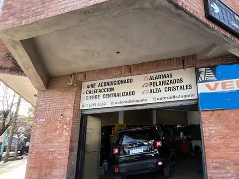 Excelente Galpon en esquina con dos entradas para Camioneta. Cortinas electricas