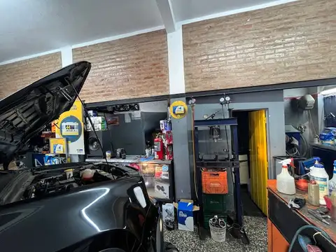 Excelente Galpon en esquina con dos entradas para Camioneta. Cortinas electricas