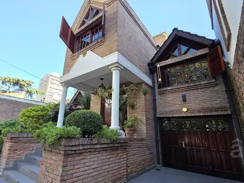 Casa en Villa Ballester - Venta - Cinco ambientes - Excelente Calidad de Construcción.