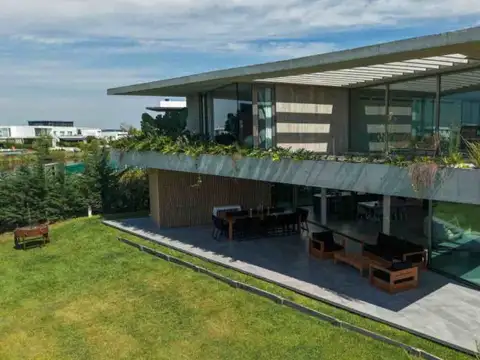 Casa 6 ambientes con 5 baños