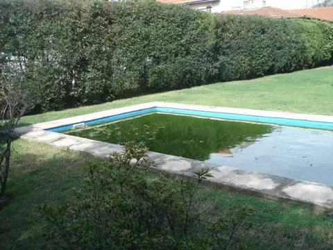 ALQUILO CASA CON REGIO JARDÍN