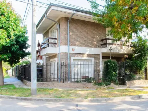VENTA Casa 3 dormitorios con cochera en Barrio La Florida - lado Río