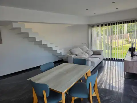 VENTA - CASA 2 DORMITORIOS CON COCHERA DOBLE Y PILETA - FINCAS DE IBARLUCEA