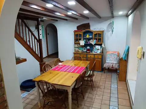 Casa 7 ambientes con 2 baños
