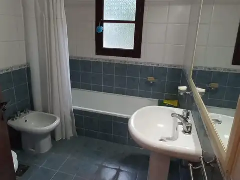 Casa en Alquiler con 1 cochera