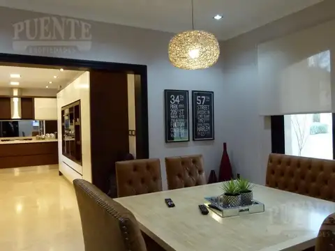 Casa 6 ambientes con 4 baños