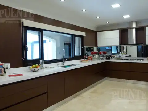 Casa en Venta con 2 cocheras