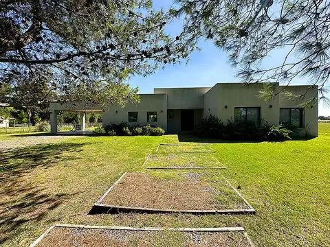Casa de 4 ambientes en Estancia Villa María, sobre lote de 3400 m2. Ezeiza-Cañuelas.