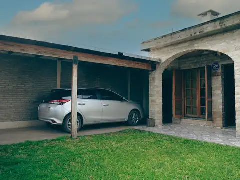 CASA EN VENTA 3 DORMITORIOS, QUINCHO Y PILETA