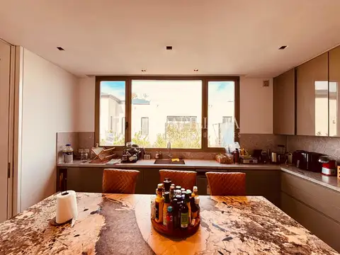 Casa en Alquiler con 2 cocheras