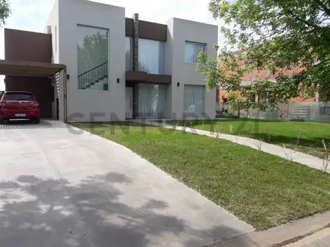 Casa en alquiler de 5 ambientes amoblada  al agua en Barrio El Cantón Islas – Escobar