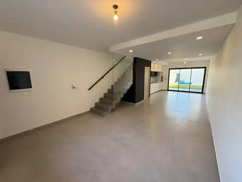 Triplex 5 ambientes con Jardín y Piscina a Estrenar de Categoria - Olivos