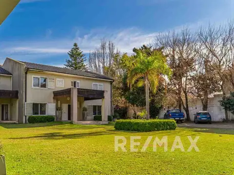 Venta casa  ideal  des. comercial Martínez 2350 M2