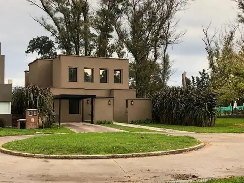 EXCELENTE CASA BARRIO CERRADO LA CANDELARIA