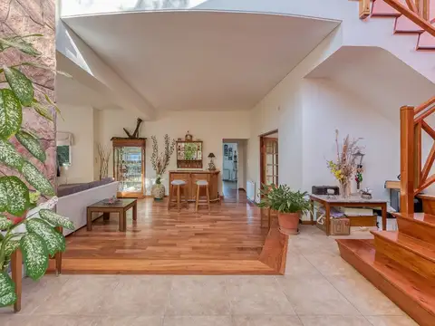 Casa en Venta con 2 cocheras