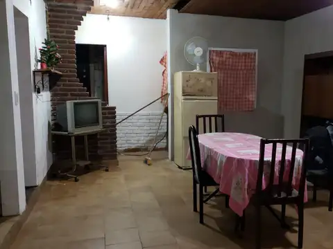 Casa en venta - 2 Dormitorios 1 Baño - Cochera - 214Mts2 - Berisso