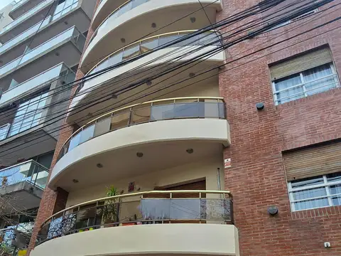 Alquiler - Departamento De Un Dormitorio A Metros De Plaza Paso - 12 E/ 43 Y 44 - Seguridad Y Tranquilidad Por Su Ubicación.