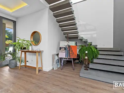 Casa 8 ambientes con 5 baños