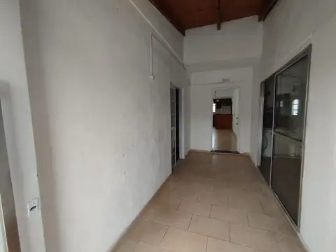 Casa en Alquiler con 2 cocheras