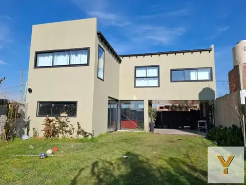 Casa en venta - 4 Dormitorios 4 Baños - Los Hornos