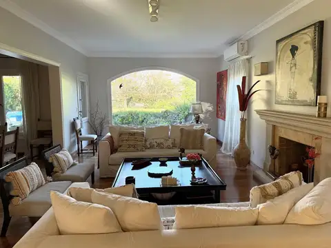Casa 11 ambientes con 4 baños