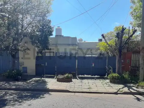 VENTA CASA MULTIFAMILIAR DE 4 AMBIENTES CON GARAGE MAS PH 3 AMBIENTES, MORON SUR