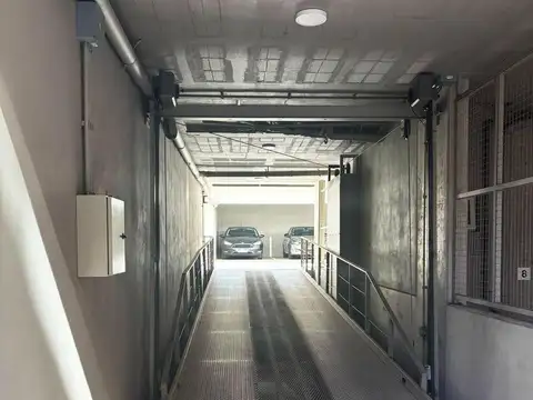 VENTA. Cochera ubicada en PB. Edificio BAUEN 130. Cubierta, portón automático.
