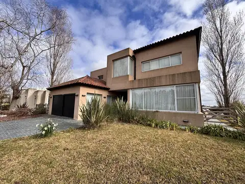 Casa 6 ambientes con 2 baños