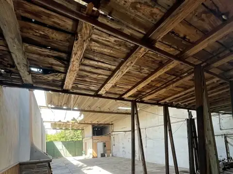 Galpón c/ Entrada de Camiones,Vivienda 3 Amb - Martín Coronado 570, Luis Guillón