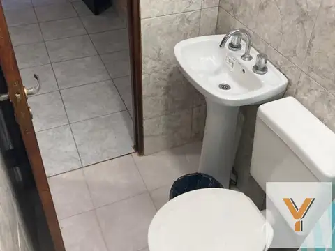 Oficina 10 ambientes con 9 baños