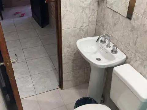 Oficina 10 ambientes con 9 baños