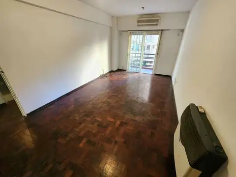 DEPTO CON BALCÓN AL FRENTE - COCINA SEPARADA - PATIO AL CONTRAFRENTE