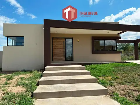 Imponente Casa Diseñada Para Quienes Buscan Confort, Modernidad y Elegancia.