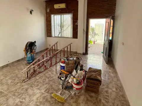 CASA 3 AMBIENTES GRANDES CON GARAGE Y FONDO LIBRE