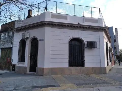 Venta. Casa. 5 ambientes. Terraza. Estomba 1000.