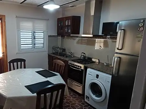 Casa con cochera, parque, quincho y pileta Lanús Este