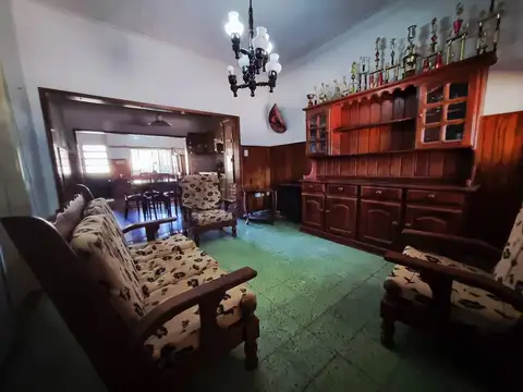 VENTA CASA 3 AMBIENTES EN LOTE PROPIO – 217 m² – COCHERA DOBLE – JARDÍN – EXCELE