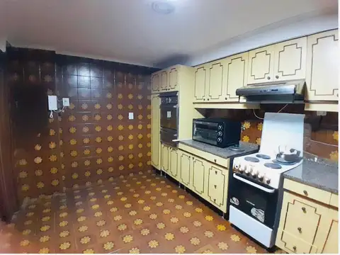 VENTA - Casa de 4 dormitorios jardín y pileta en zona sur