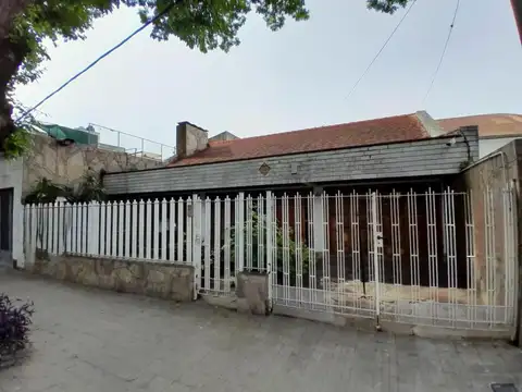 VENTA - Casa de 4 dormitorios jardín y pileta en zona sur