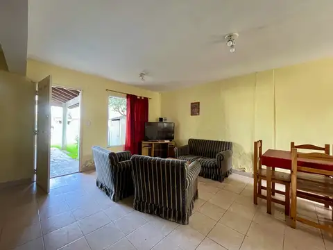 Casa 6 ambientes con 2 baños