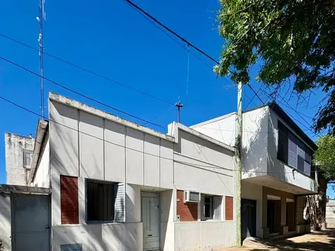 VENTA CASA 3 dormitorios - Zona Centro.-