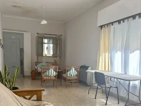 VENTA CASA 3 dormitorios - Zona Centro.-