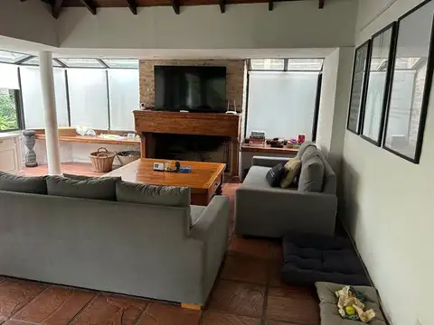 Casa 4 ambientes con 2 baños
